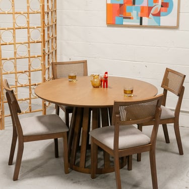 Spindle Base Round Table with 4 Chairs Set