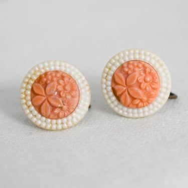 1940s/50s Coral and Cream Plastic Circle Screw Back Earrings 