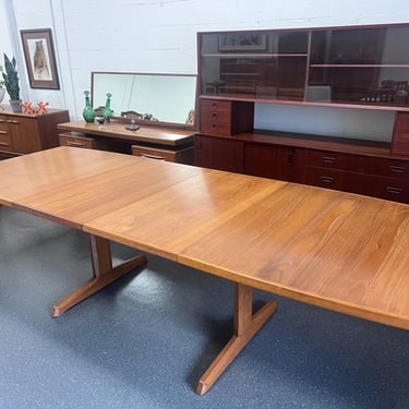 Mid Century Danish Modern Teak Extending Dining Table With 2 Extension Leaves 
