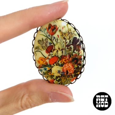 Lovely Vintage 70s Flower Cameo Brooch 