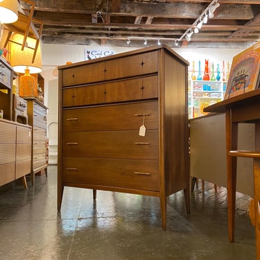 Broyhill Saga 5 Drawer Chest, Circa 1960s - *Please ask for a shipping quote before you buy. 