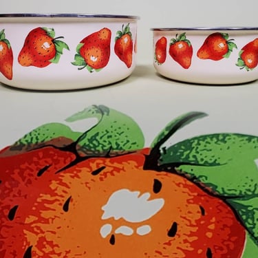 Vintage Kobë bowls. Steel & enamel mixing bowls. Decorated with strawberries. 
