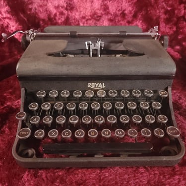 Royal Varsity UB Model Manual Portable Typewriter with Case, 1940 