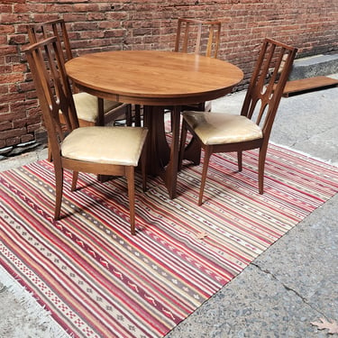 Broyhill Brasilia Round Table and 4 Chairs