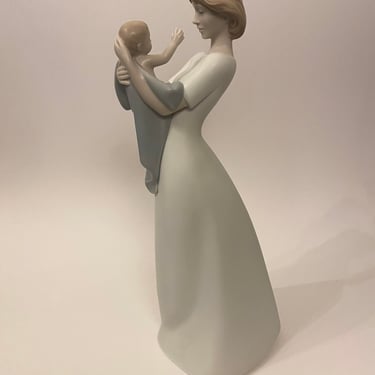 Lladro A Mother's Treasure  porcelain Figurine- 