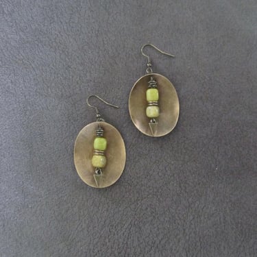 Green serpentine and hammered bronze earrings 