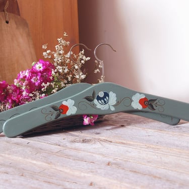 Vintage hand painted clothing hangers / tole floral wood clothes hangers / vintage clothes hangers / shabby chic / set of 2 hangers 