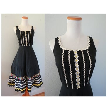 Vintage 50s Black Floral Sundress 1950s Day Dress Cotton Blend Daisy Rick Rack Eyelet Trim Sleeveless Full Skirt - Size Small 
