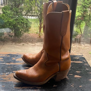 Vintage Western Boots • 1970s Cowboy Boots • Unlabeled • Tan • Leather • Women’s 7.5 • Mild Pointed Toe • Stacked Heel • Cowwgirl / Campus 