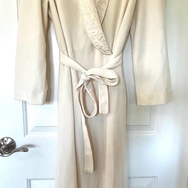 Vanity Fair 1980s velvet ivory quilted neckline robe with pockets 