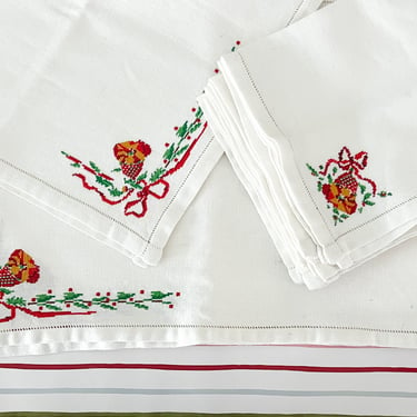 Vintage Christmas Table Linen Set.  Embroidered Holiday Napkins, PlaceMats and Table runner. Holiday Hostess Gift. 