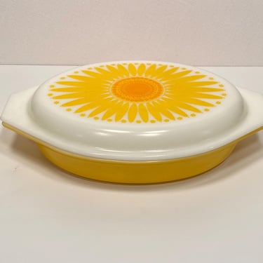 Pyrex Daisy 945 Casserole & Lid 