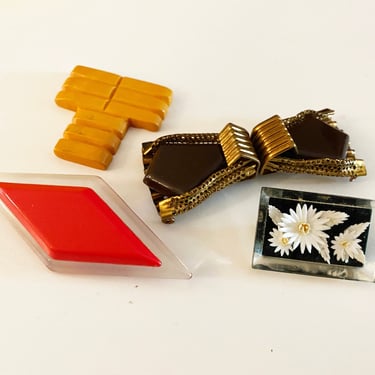 Vintage Bakelite / Lucite Jewelry+ Destash Lot | Bakelite 2 pc. Sweater buckle | Daisies Flower Lucite Pin | Red Diamond Brooch | Bakelite T 