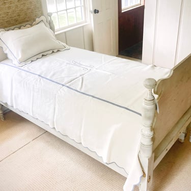 Squashed Ball Top Bed, Antique Posts ~ Circa 1820, Standard Twin Size with Head & Footboards Antique White Painted Finish w/Wear, with Pull-out, Side loading Trundle Bed