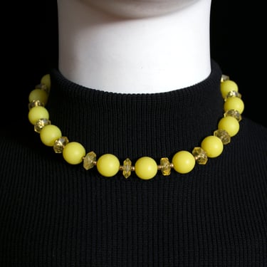 Sweet Vintage 50s 60s Pastel Yellow Short Beaded Necklace 
