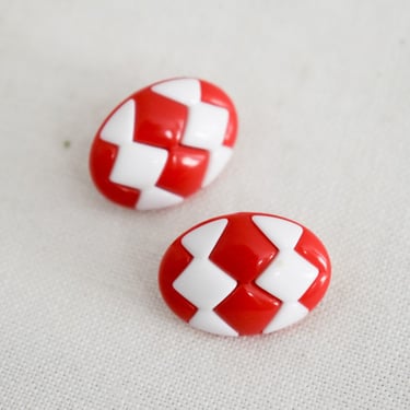 1980s Red and White Plastic Chevron Oval Clip Earrings 