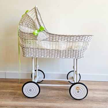 Vintage 1950s wicker baby bassinet/crib on wheels **please read ENTIRE listing prior to purchasing 