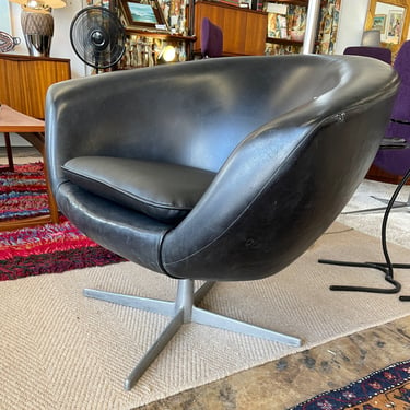 Space age swivel Chair by Overman