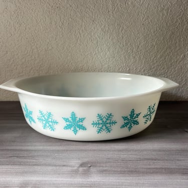 Vintage 045 Vintage Pyrex oval turquoise pan snowflake on white,  2 1/2 Qt casserole dish 