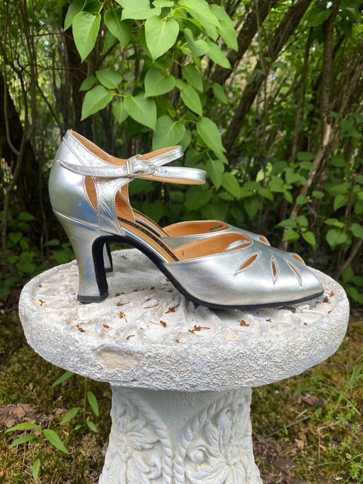 80s silver shoes sz 7.5, Vintage 1980s metallic high heels