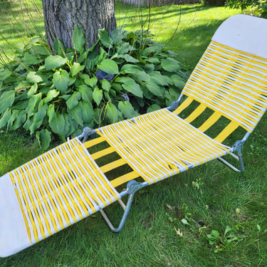 Vintage Tube Yellow and White Plastic Straw Folding Garden/Lawn Lounge Chair 