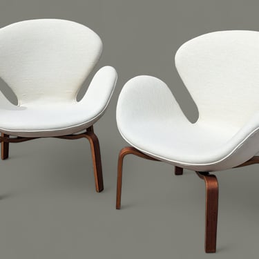 Mid Century Danish Modern Arne Jacobsen Early Edition Swan Chairs 
