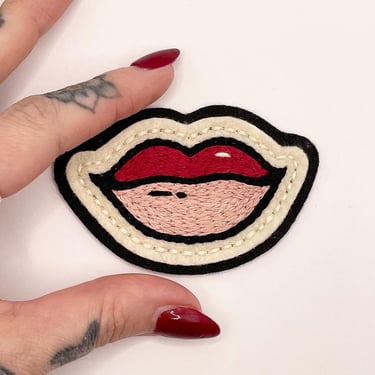 Handmade / hand embroidered off white & black felt patch - vintage style pink and red lips patch - rockabilly pinup style 