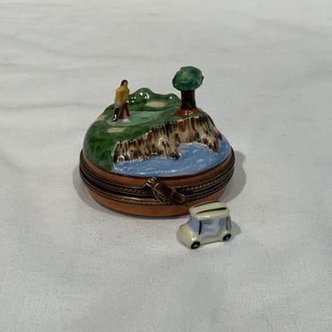 Limited Edition Peint Main Limoges Golfer On The Green Trinket Box made in France, gifts for golfers, adorable little trinket box 