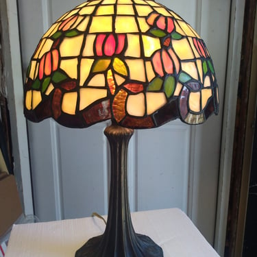 Large VINTAGE Tiffany Style  Lamp// Floral Stained Glass Lamp, Home Decor 