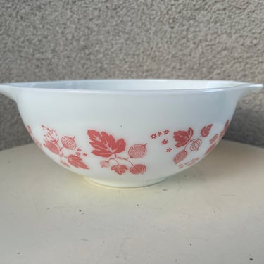 Vintage Pyrex Cinderella mixing bowl Gooseberry Pink White 443 2.5 qt USA 