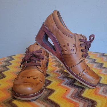 Vintage 70s wood heel shoe size 6.5 or 7, brown leather loafer with cut out wedge platform sole by Kinney Shoes 