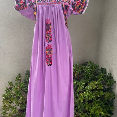 Vintage boho maxi long purple lilac cotton Oaxaca Mexico Dress floral hand embroidery size M/L. 