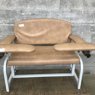 Wide Chair w/ Arm Rests (Seattle)