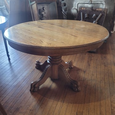 Short Round Pedestal Table w Clawfeet