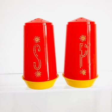 Vintage 1970s Retro MOD Daisy Flower Power Plastic Round Red Orange Salt & Pepper Shakers 