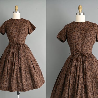 vintage 1950s dress | Brown cotton short sleeve full skirt dress | Small 