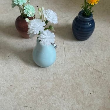 VASE W/ FLOWER MAGNETS