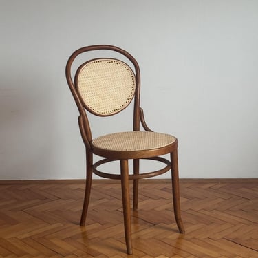 Brown vintage Thonet style dining chair / mid-century bentwood chair / wooden bistro chair / rattan chair / made in Yugoslavia 1970s 