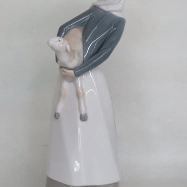Lladro Spain 4584 Glazed Porcelain Figurine Farm Girl with a Lamb 3183B