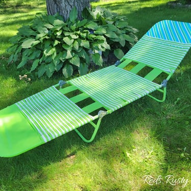 Vintage Tube White and Green Plastic Straw Folding Garden/Lawn Lounge Chair 