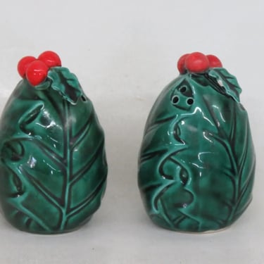 Lefton Christmas Holly and Berries Salt and Pepper Shakers Japan a Pair 3836B