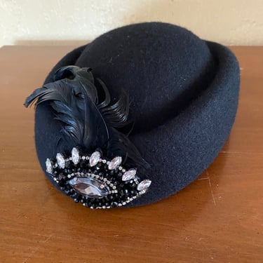 Vintage Women’s Hat Black Wool Feather Cloche Fascinator 