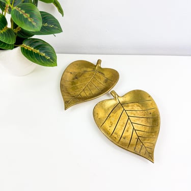 Vintage Brass Leaf Trinket Dish set of 2, Ashtray Soap dish Leaf Aged patina brass Metal Hollywood Regency 1960s 1970s Small Tray 