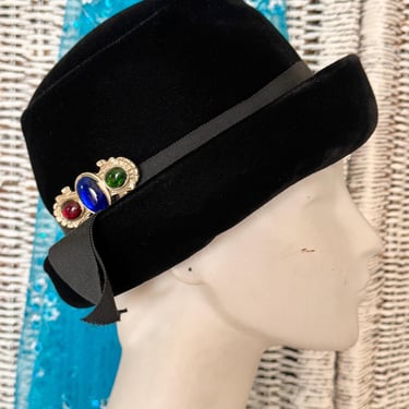 Black Velvet Hat, Mod Style, Large Brooch Trim, Grosgrain Ribbon, Vintage 60s, Mid Century Fashion 