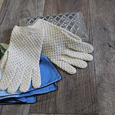 Vintage 40's 50's Ecru Short Wrist NEEDLE Hand CROCHET Lace Gloves Pearl Buttons Hand Made in ITALY 