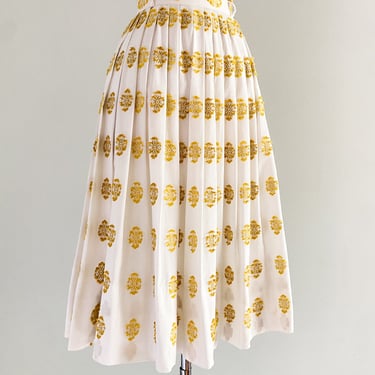 Sweet 1950's Embroidered Summer Skirt / Waist 28