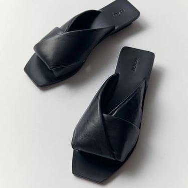 St. Agni Padded Twist Slide / Available in Black