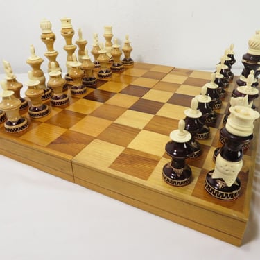 UNIQUE VINTAGE HANDMADE CHESS SET ~ Pieces & Board ~ WOOD INLAY & CARVED RESIN