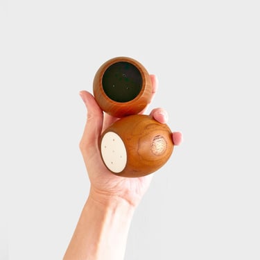 Circular teak salt and pepper shakers by Sowe Kunst Sovestad Made in Sweden Scandinavian Design 