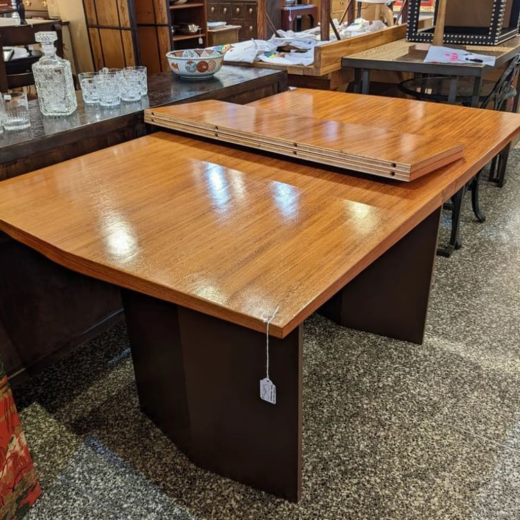 Dining table with extension leaf drop ins. 58x36x32" Inserts 12" each